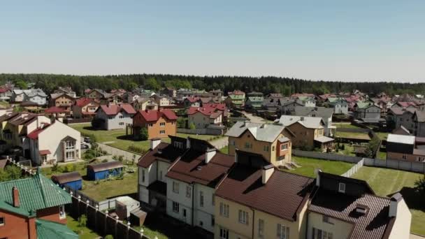 Pohled shora na moderní Chata vesnici nedaleko Moskvy, Rusko — Stock video