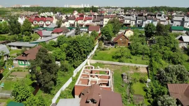 Blick von oben auf ländliche Häuser in der Region Moskau, Russland — Stockvideo