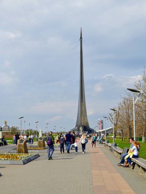 Moskova, Rusya - 30 Nisan. 2018. insanlar Cosmopark içinde yürüyor