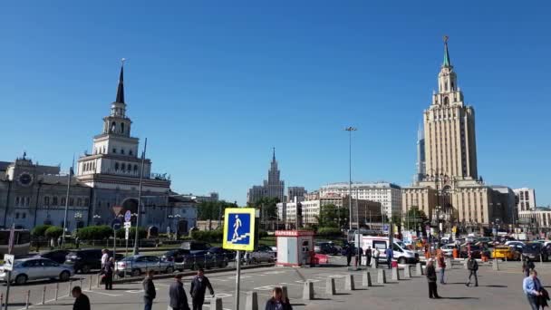 Moskva, Ryssland - 22 maj. 2018. personer på Komsomolskaja torget — Stockvideo