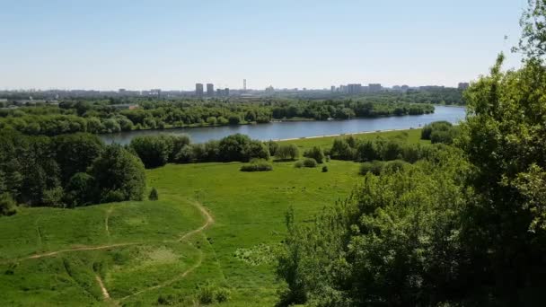 Vista del río Mosva en el distrito administrativo sureste de Moscú, Rusia . — Vídeo de stock