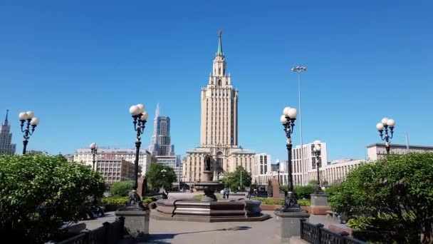 Moskwa, Rosja - 22 maja. 2018. Leningradskaya hotel na placu Komsomolskaja — Wideo stockowe
