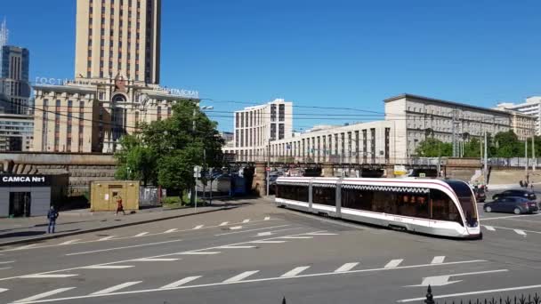 Moskou, Rusland - 22 mei. 2018. de tram rijdt over de brug bij Komsomolskaya Square — Stockvideo