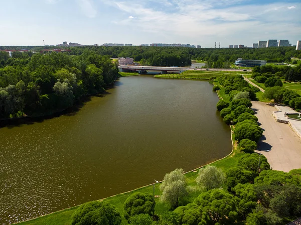 Grand étang urbain dans le parc de la Victoire à Zelenograd à Moscou, Russie — Photo