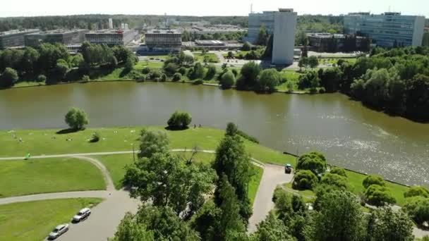 Gran estanque urbano en Victory Park en Zelenograd en Moscú, Rusia — Vídeos de Stock