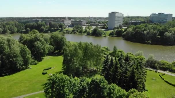 Gran estanque urbano en Victory Park en Zelenograd en Moscú, Rusia — Vídeos de Stock