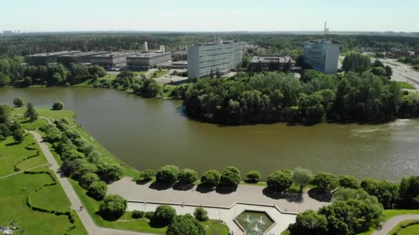 モスクワ ロシア連邦のゼレノグ ラードの勝利公園で大規模な都市の池 — ストック動画