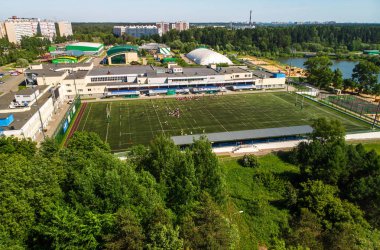 Zelenograd, Rusya'nın Moskova Olimpiyat yedekte okulun futbol sahasındaki üstten görünüm