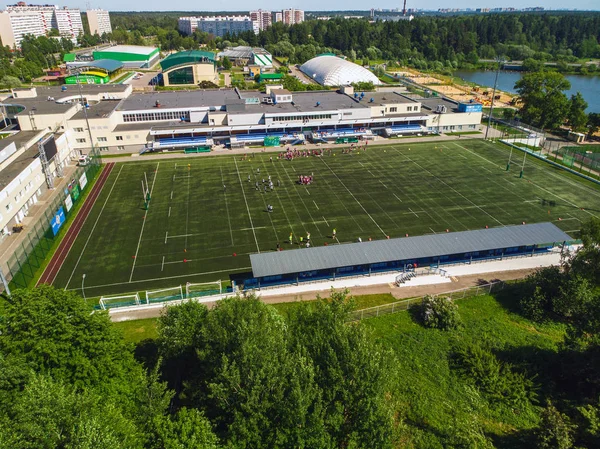 Beste utsikt på fotballbanen i skolens olympiske reserve i Zelenograd i Moskva, Russland – stockfoto