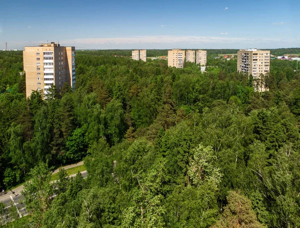 Ovanifrån av hus i skogen i Moskva, Ryssland. — Stockfoto
