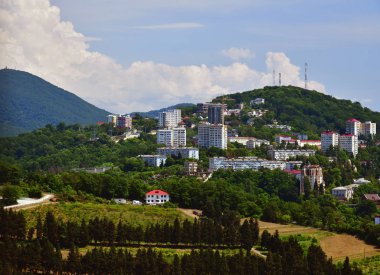 Rusya'nın Kafkas Dağları'nın arka plan üzerinde Sochi görünümü.