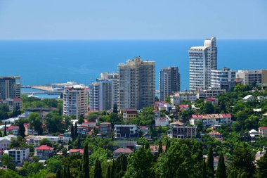Sochi, Rusya Federasyonu - 5 Haziran. 2018. Karadeniz çerçevede şehir panoraması