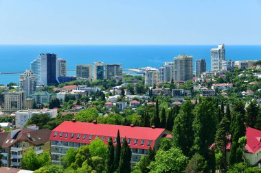 Sochi, Rusya Federasyonu - 5 Haziran. 2018. Karadeniz çerçevede şehir panoraması