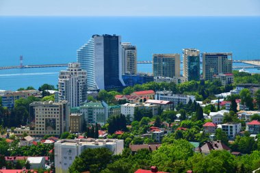 Sochi, Rusya Federasyonu - 5 Haziran. 2018. Karadeniz çerçevede şehir panoraması