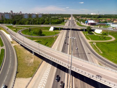 Moskova, Rusya - 27 Mayıs. 2018. yukarıdan Zelenograd Leningrad karayolu üzerinde yol kavşağı