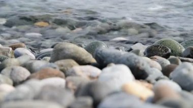 Bir çakıl plajı ile deniz sahil parçası