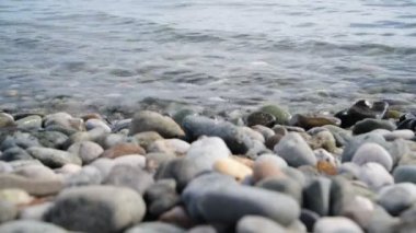 Bir çakıl plajı ile deniz sahil parçası