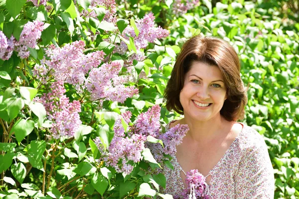 Une Femme Souriante Dans Jardin Lilas — Photo