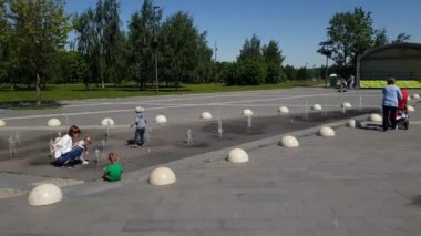 Moscow, Rusya Federasyonu - 22 Mayıs. 2018. anne ve çocuk parkı Sadovniki Çeşme yakınındaki oynuyorlar