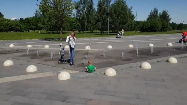Moskva, Rusko - 22. května. 2018. máma a děti hrají v blízkosti fontány v parku Sadovniki — Stock video