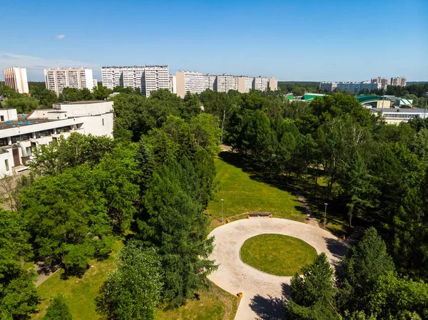 Sieg Park im Sommer in zelenograd in Moskau, Russland — Stockfoto