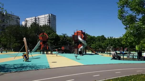 Moscou, Rússia - 22 de maio. 2018. parque infantil para crianças no Parque Sadovniki no Distrito Administrativo do Sul — Vídeo de Stock