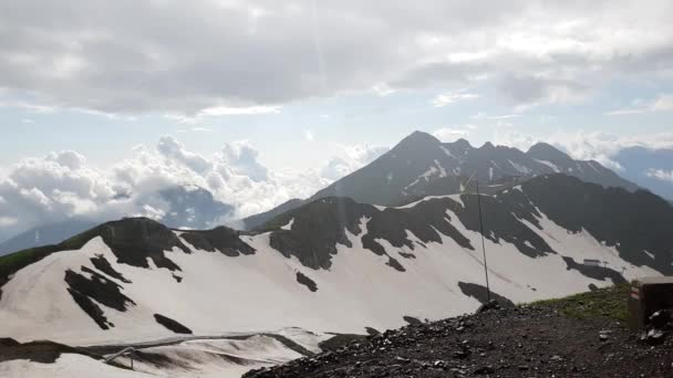 Panorama van de Kaukasische bergen van Rosa Khutor resort In de regen in Rusland — Stockvideo