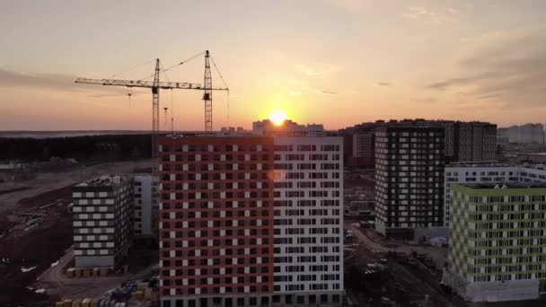 Staveniště při západu slunce výstřel z výše — Stock video