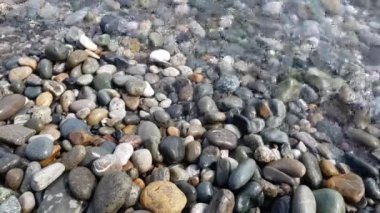 Bir çakıl plajı ile Karadeniz parçası