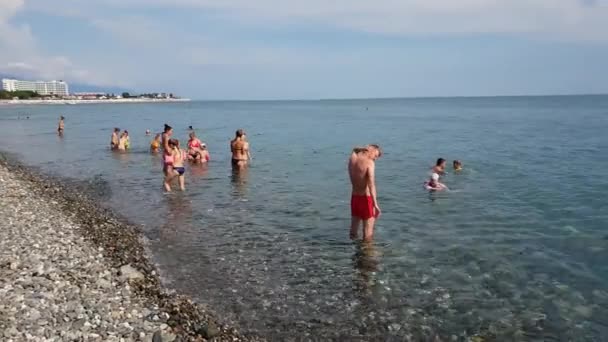 Sochi, Rússia - 2 de junho. 2018. Pessoas na praia no distrito de Adler . — Vídeo de Stock