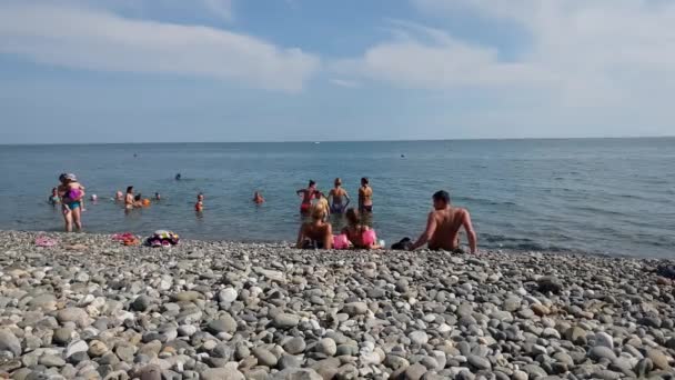 Sochi, Rússia - 2 de junho. 2018. Pessoas na praia no distrito de Adler . — Vídeo de Stock