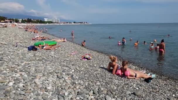 Sochi, Rússia - 2 de junho. 2018. Pessoas na praia no distrito de Adler . — Vídeo de Stock