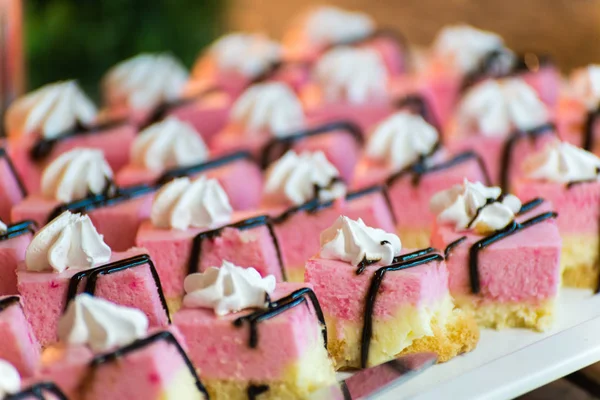 bir sürü meyve kek üzerinde bir açık büfe