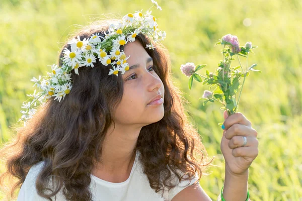 彼女の頭にカモミール フィールドからの花輪十代の少女 — ストック写真