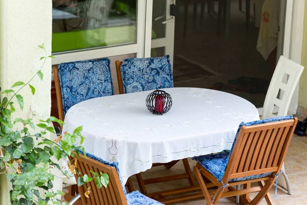 Tavolo Coperto Con Tovaglia Bianca Sedie Vicino Alla Casa — Foto Stock