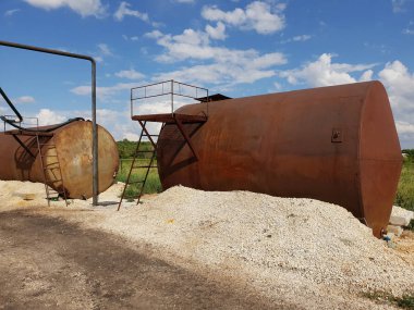 Alan eteklerinde sıvı gübre tankları.