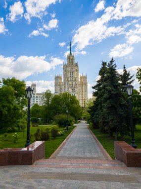 Ustyinsky Meydanı ve gökdelen üzerinde Kotelnicheskaya setin Moskova, Rusya