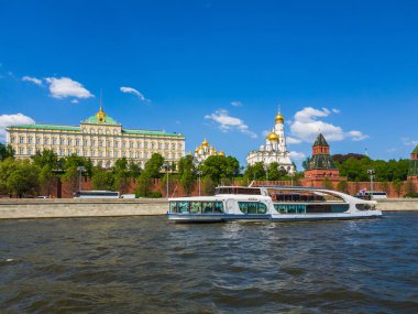 Moscow, Rusya Federasyonu - 12 Mayıs. 2018. Blagodat - gemi yelken Kremlin geçmiş bir Nehri üzerinde