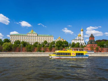 Moscow, Rusya Federasyonu - 12 Mayıs. 2018. Snegiri - gemi yelken Kremlin geçmiş bir Nehri üzerinde