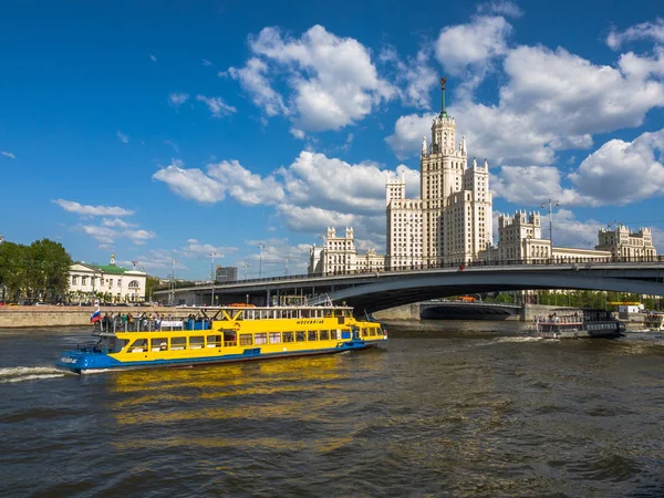Μόσχα Ρωσία Μαΐου 2018 Moskva Πλοία Πλέουν Στον Ποταμό Παρελθόν — Φωτογραφία Αρχείου