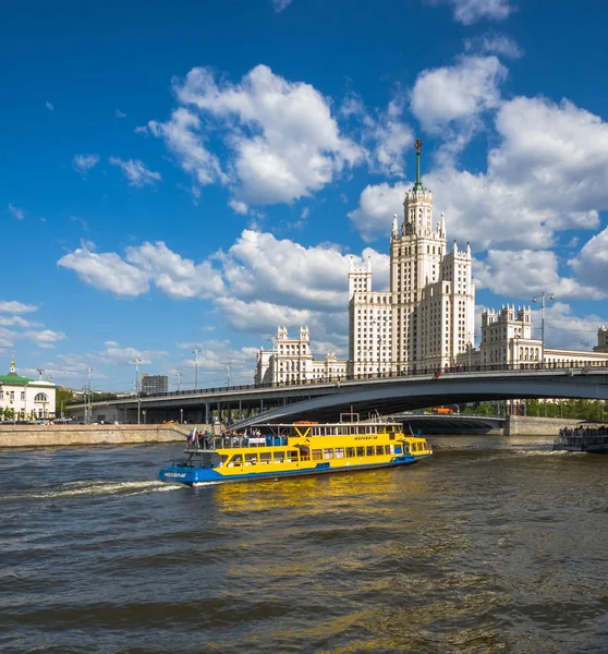 Moskou Rusland Mei 2018 Moskva Schepen Varen Rivier Verleden Wolkenkrabber — Stockfoto