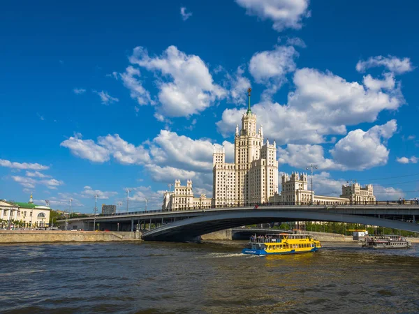 Moskou Rusland Mei 2018 Moskva Schepen Varen Rivier Verleden Wolkenkrabber — Stockfoto