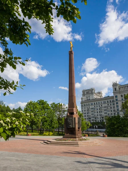 Ustyinsky Square and skyscraper on Kotelnicheskaya embankment in Moscow, Russia — Stock Photo, Image