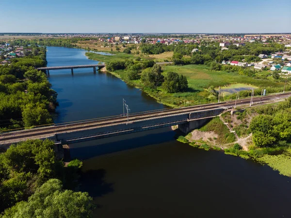 Autó, és a vasúti hidak folyón Matyra, Gryazi City, Oroszország — Stock Fotó