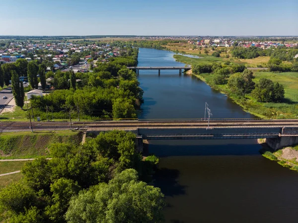 Pont ferroviaire et automobile à travers la rivière Matyra dans la ville de Gryazi en Russie — Photo