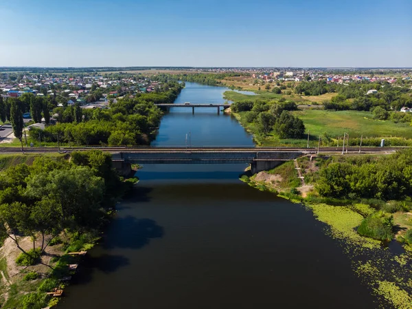 Puentes ferroviarios y de automóviles a través del río Matyra en la ciudad de Gryazi en Rusia — Foto de Stock