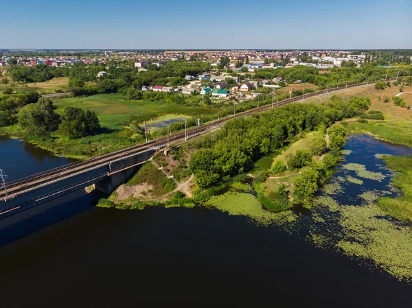 Spoorwegbrug over rivier Matyra in Gryazi stad in Rusland — Stockfoto