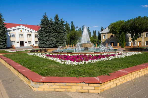 Gryazi, Russia - 1 agosto. 2018. Piazza Rossa con una fontana e l'edificio dell'amministrazione della città e del quartiere — Foto Stock