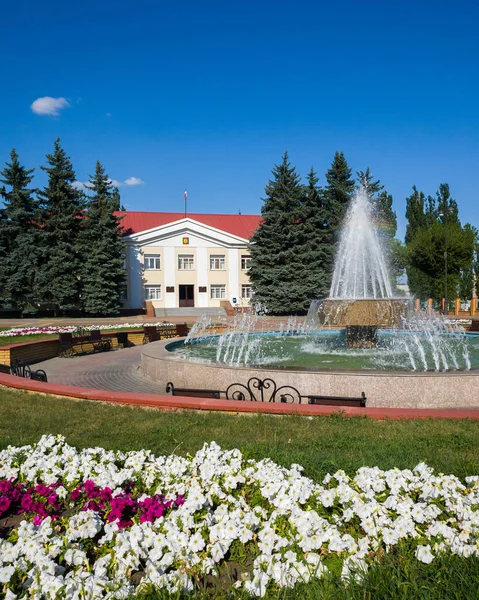 Gryazi, Russia - Aug 1. 2018. Red Square with a fountain and the building of the city administration and district — Stock Photo, Image