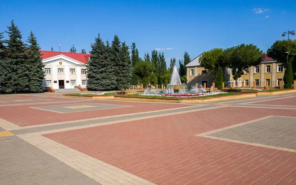 Gryazi, Russie - 1er août. 2018. panorama de la Place Rouge avec bâtiment de l'administration municipale — Photo